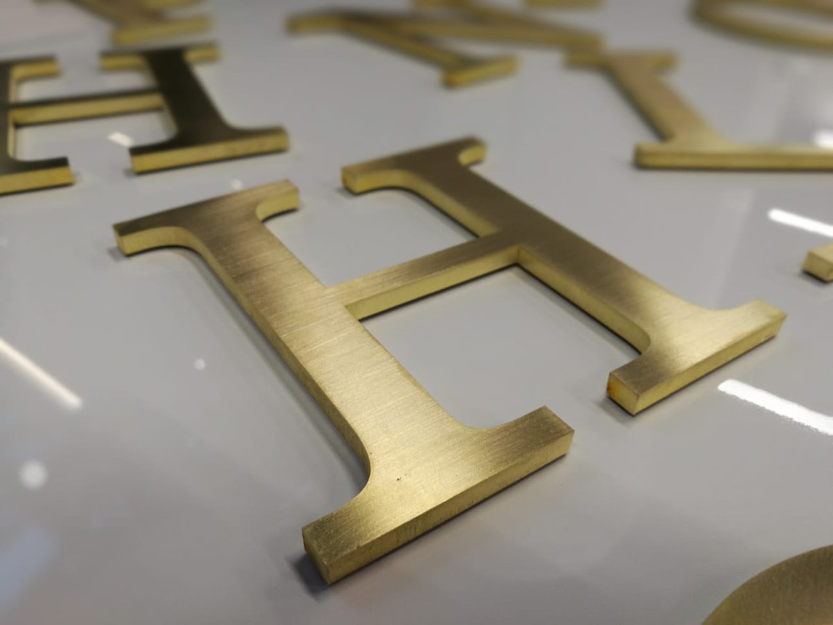 Преимущества вывесок из латуни