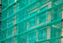 Применение защитной фасадной сетки для затенения