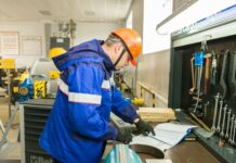 Чем занимается слесарь?