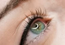 Кому подходит межресничный татуаж глаз?