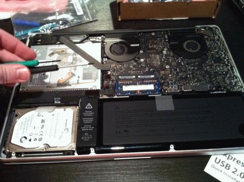 MacBook Pro со снятой задней крышкой